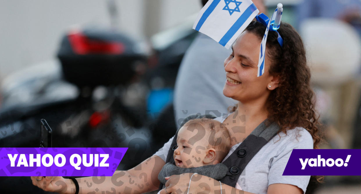 Mit Baby für Bibi: Eine Netanjahu-Anhängerin protestiert gegen die Ablösung des Premiers durch die neue Regierungskoalition (Bild: Jack Guez/AFP)