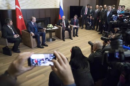 Journalists and officials surround Russia's President Vladimir Putin and Turkey's President Tayyip Erdogan during a meeting in Sochi, Russia November 13, 2017. REUTERS/Pavel Golovkin/Pool