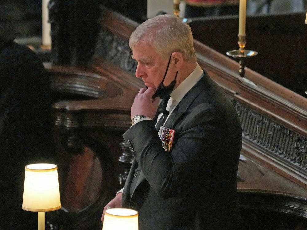 Prinz Andrew beim Trauergottesdienst für seinen verstorbenen Vater Prinz Philip. (Bild: imago images/i Images)