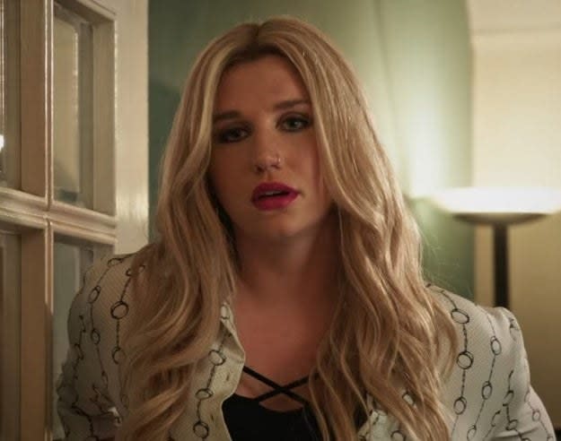 Kesha as Annabelle answers the door and greets Gina Rodriguez as Jane in &quot;Jane the Virgin&quot;