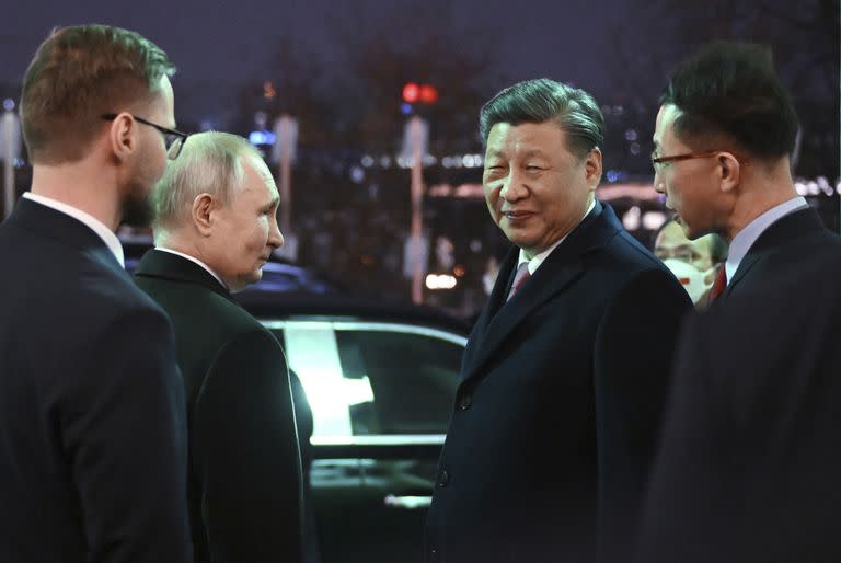 El presidente de China, Xi Jinping, y su homólogo ruso, Vladimir Putin, hablan antes de una cena en el Palacio de las Facetas, en Moscú, Rusia, el 21 de marzo de 2023. (Grigory Sysoyev, Sputnik, Kremlin Pool Foto vía AP)