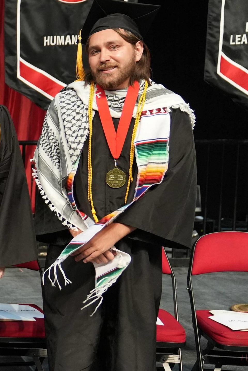 Gavin ‘Gavino’ Garza se graduó en Fresno City College en mayo como ganador del Dean's Medallion of Excellence Award de este año para la División de Humanidades.