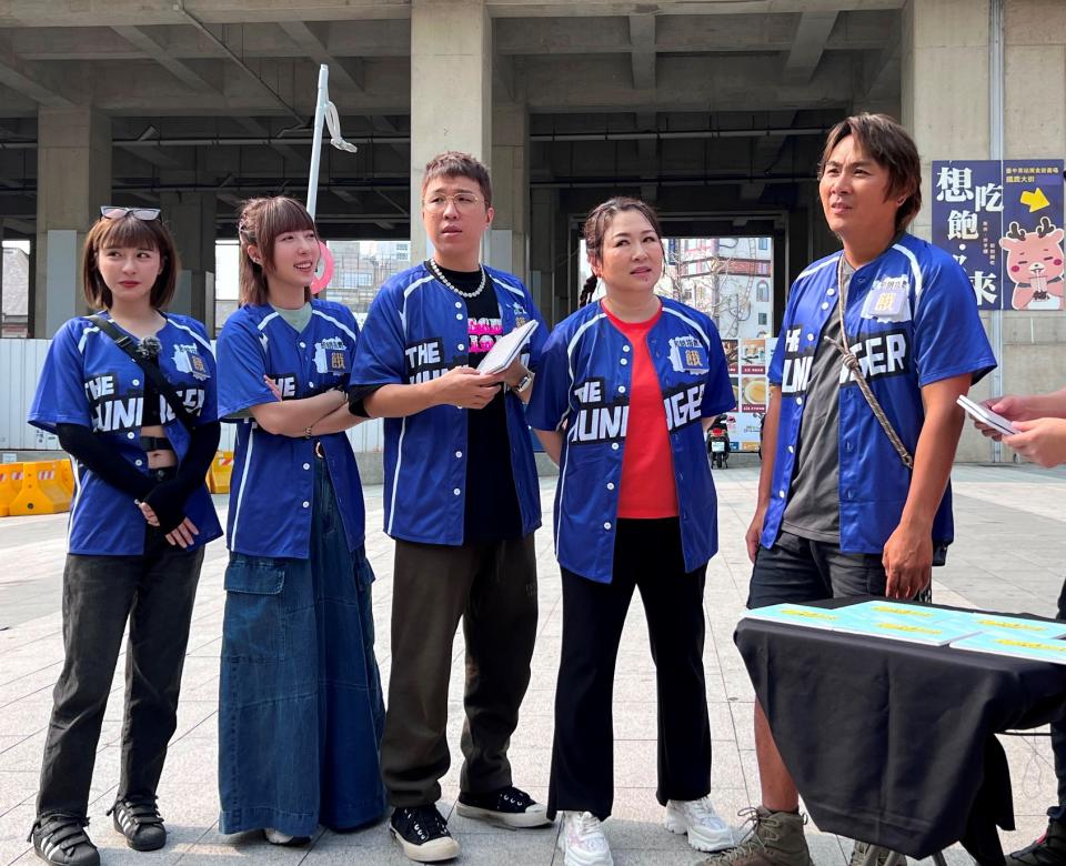 《飢餓遊戲》街頭找民眾進行任務，（左起）峮峮、蔡頤榛、大根、張秀卿、王仁甫（圖／中視提供）