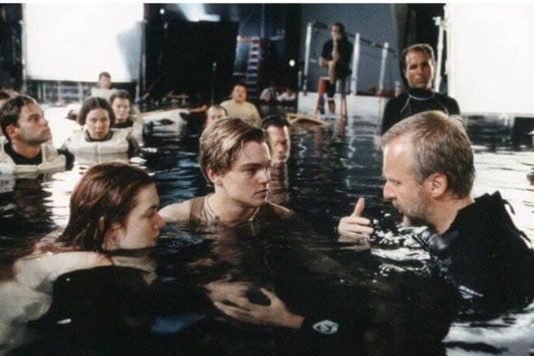 Kate Winslet y Leo DiCaprio ensayan, junto a James Cameron, las escenas finales de Titanic