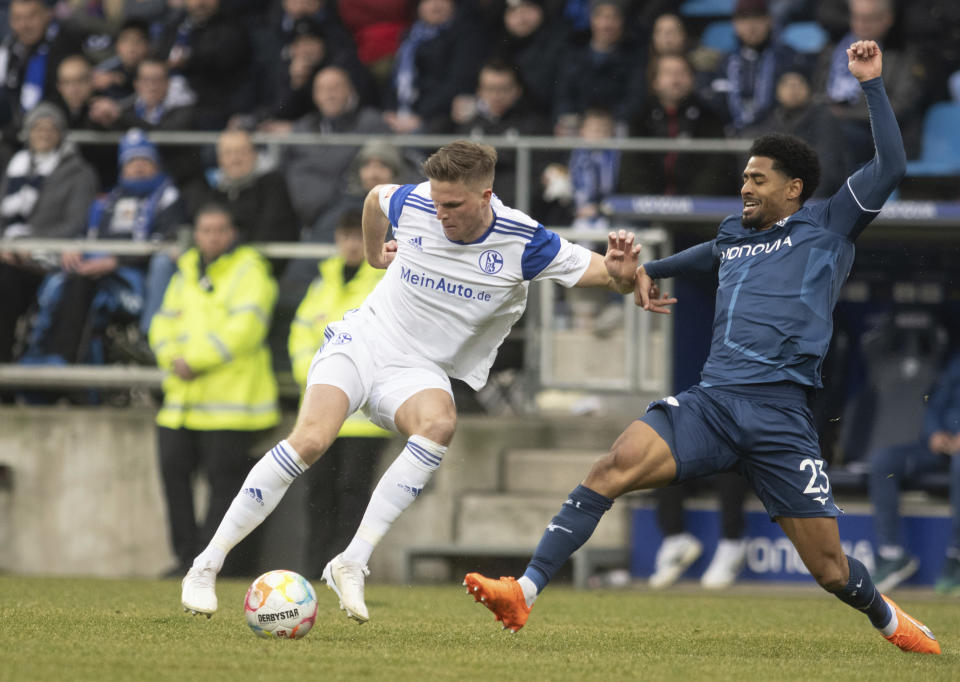 Saidy Janko del Bochum pelea por el balón con Marius Bülter del Schalke en el encuentro de la Bundesliga el sábado 4 de marzo del 2023. (Bernd Thissen/dpa via AP)