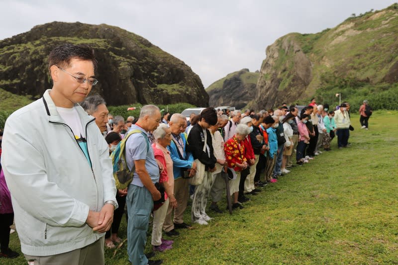 國家人權博物館帶隊  政治受難者暨家屬重返綠島 國家人權博物館於5月16至18日舉辦「2024年政治受 難者暨家屬重返記憶之島－綠島」活動，館長洪世芳 （左）陪同白色恐怖受難者及家屬前往「十三中 隊」，向在綠島長眠的政治受難者獻花致意。 （國家人權博物館提供） 中央社記者趙靜瑜傳真  113年5月17日 