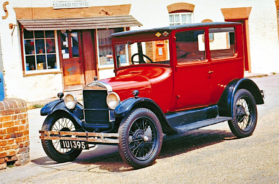 <p>Les progrès technologiques et la croissance rapide de l'industrie automobile américaine ont fait qu'aucune des premières Ford n'est restée en vente plus de deux ans. En revanche, le modèle T a été disponible tout au long de la période <strong>1908-1927 </strong>et a fini par coûter beaucoup moins cher que le jour de son lancement.</p><p>Comme il s'agissait de la première voiture construite à l'aide de pièces interchangeables sur une chaîne de montage mobile, Ford a pu la construire en très grand nombre. Le chiffre exact est contesté, mais on s'accorde généralement à dire qu'il a été d'au moins <strong>15 millions</strong>. Ce record a été battu par la <strong>Volkswagen Coccinelle </strong>en 1972, 45 ans après que le dernier modèle T a quitté l'usine.</p>