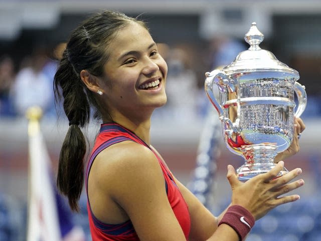 Emma Raducanu holds the US Open trophy