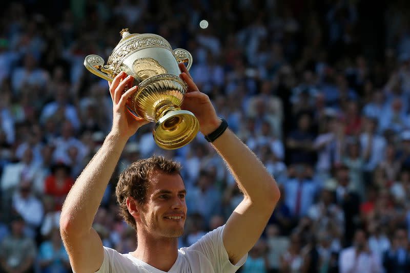 Imagen de archivo. Andy Murray sostiene el trofeo de ganadores tras derrotar a Novak Djokovic en su último partido de tenis masculino en Wimbledon, Londres