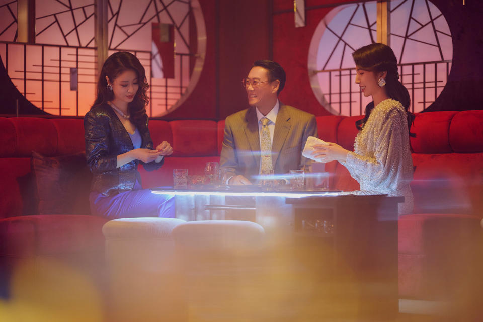 《華燈初上》中，加賀美智久（中）飾演的中村先生對「蘇媽媽」楊謹華（右）一往情深，左為楊謹華。（Netflix、百聿數碼提供）