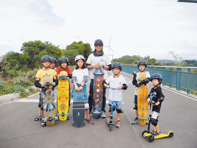 張淨寬（中）成立「香山少年」，每周固定舉辦活動，還協助公部門檢測水質。（邱立雅攝）