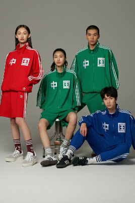 愛迪達今年在中國重新推出「三葉草中國系列」，服飾胸前有「中国」兩個大字。取自新浪網