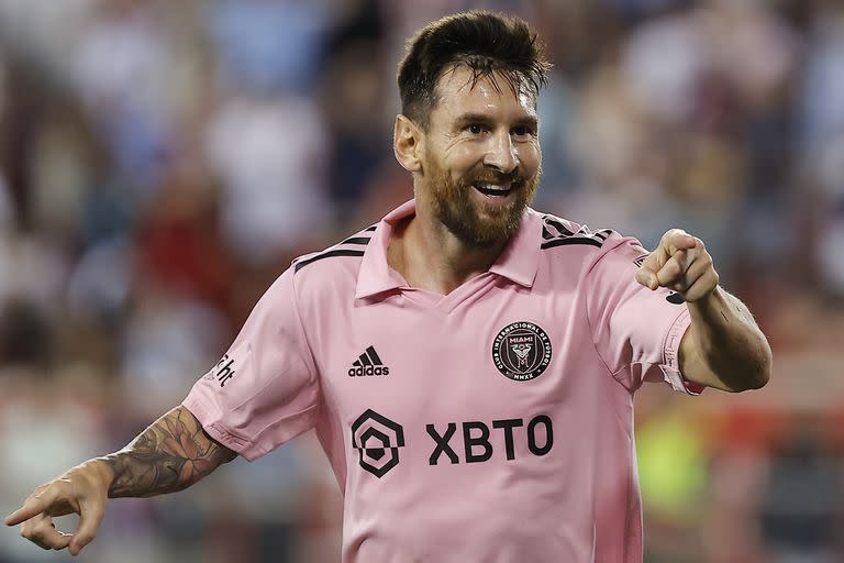 Lionel Messi señala a Benjamín Cremaschi, agradeciéndole por la asistencia para sentenciar el partido ante New York RB