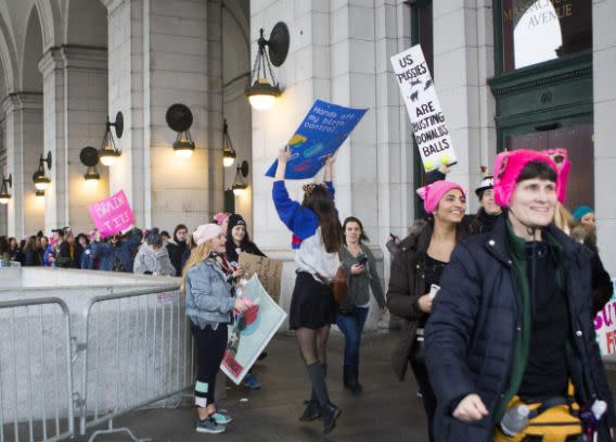 Mujeres marchan en Washington y en el resto del mundo en 1er día completo de Trump