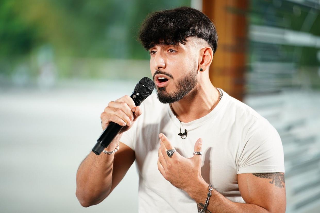 Kiyan Sepehr Yousefbeik (25) aus Hannover dürfte der erste Kandidat in der Geschichte von "Deutschland sucht den Superstar" (RTL) sein, dem eine goldene CD zugeworfen (!) wurde.  (Bild: RTL / Stefan Gregorowius)