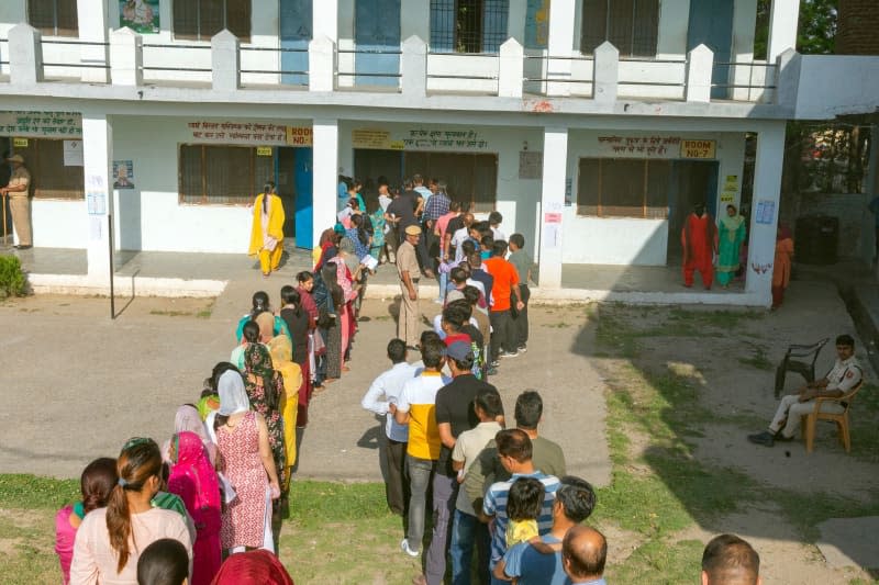 People queue up outside a polling station during the seventh and final phase of the Lok Sabha election.  Shailesh Bhatnagar/ZUMA Press Wire/dpa