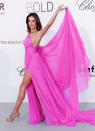 <p>Das langjährige „Victoria’s Secret“-Model wurde in Fuchsia zum Eyecatcher für die Fotografen: in einem unifarbenen One-Shoulder-Kleid des brasilianischen Labels Rosa Cha mit Raffungen und hohem Beinschlitz. Diesem gaben dezenter Schmuck und nudefarbene Sandalen Raum. (Bild: Rexfeatures) </p>