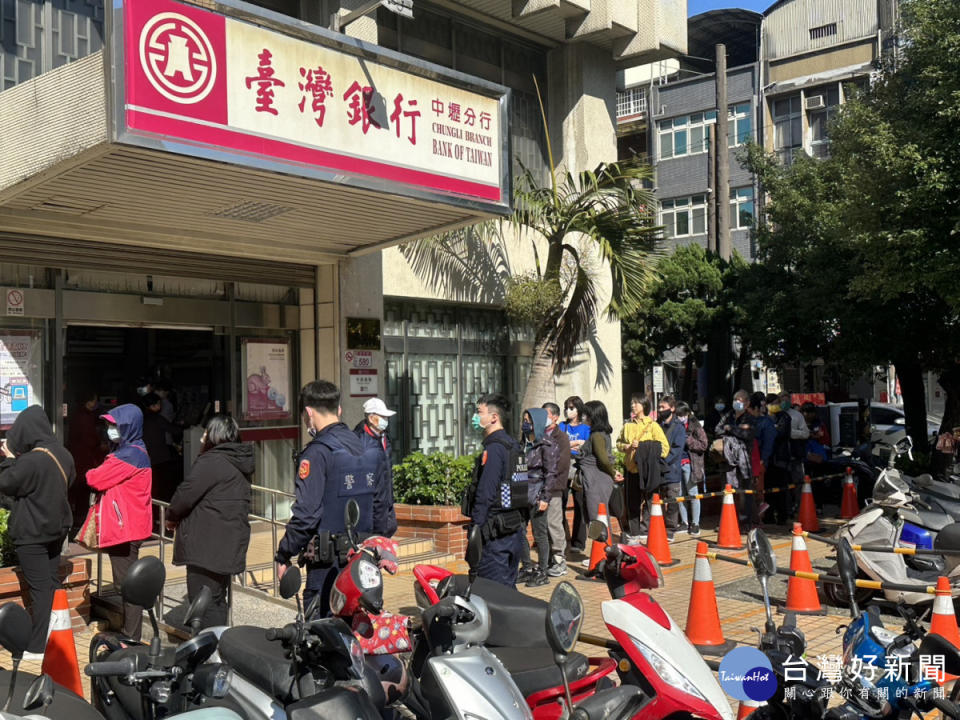 中壢分局增派警力，與銀行駐衛警一起在現場守護民眾財產安全。