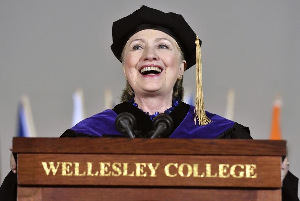 Hillary Clinton bei ihrer Rede im Wellesley College. (Bild: AP Foto)