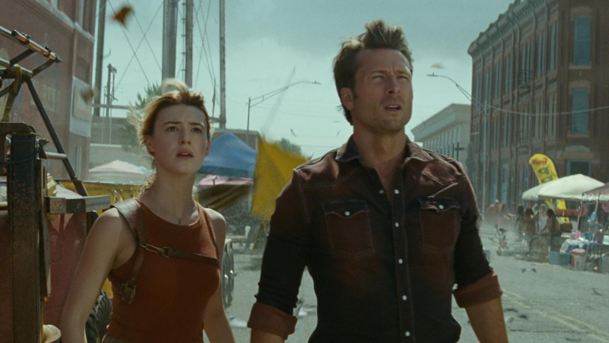  Daisy Edgar-Jones and Glen Powell in Twisters. 