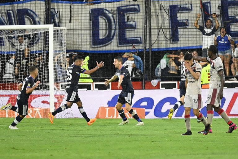 Todos en Gimnasia festejan el golazo de Colazo, sobre el final del primer tiempo