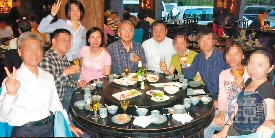 黃淑芬（粉紅衣，左四）身兼宜諾法董事，涉製作不實董事會議紀錄解散公司，導致1億元資產被匯到海外，近日遭北檢起訴，中為林榮錦。