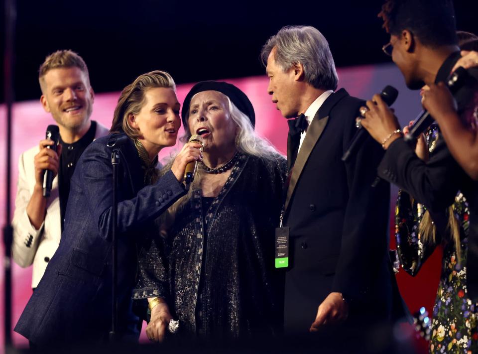LAS VEGAS, NEVADA - APRIL 01: (L-R) Scott Hoying of Pentatonix, Brandi Carlile, honoree Joni Mitchell, and Jon Batiste perform onstage during MusiCares Person of the Year honoring Joni Mitchell at MGM Grand Marquee Ballroom on April 01, 2022 in Las Vegas, Nevada. (Photo by Emma McIntyre/Getty Images for The Recording Academy)