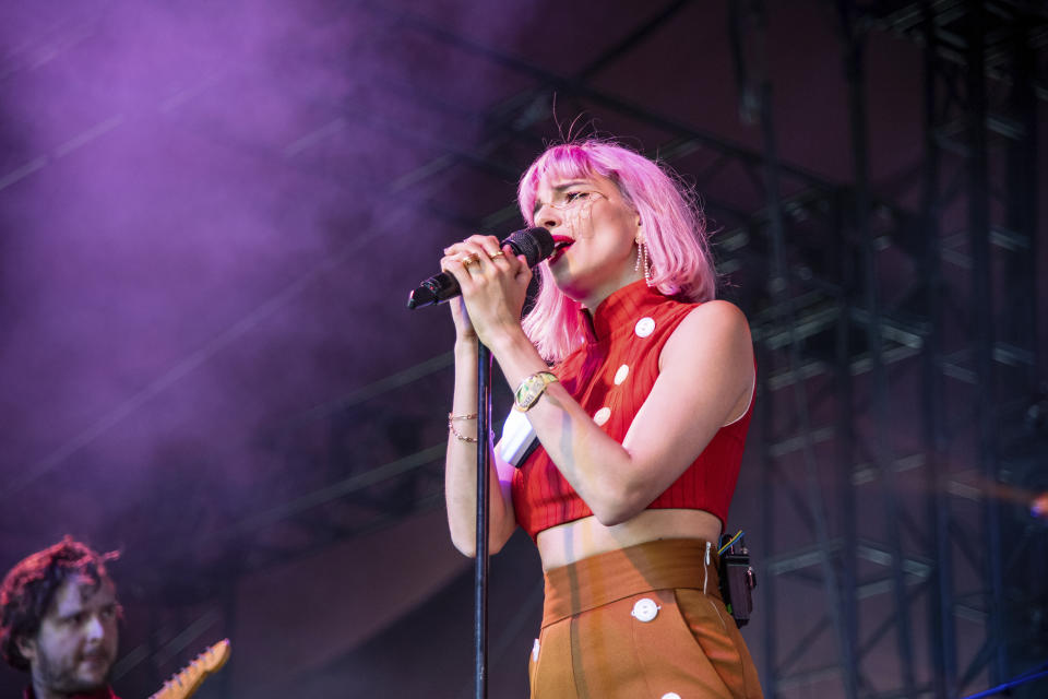 Flore Benguigui de la banda francesa L'Impératrice durante su concierto en el Festival Coachella el 16 de abril de 2022 en Indio, California. (Foto Amy Harris/Invision/AP)