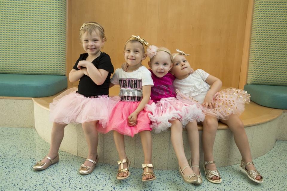 2016 zelebrierten McKinley, Chloe, Lauren und Ava in der Lobby des Krankenhauses den Kinderkrebsmonat und ‚Tutu-Dienstag‘. (Foto: Johns Hopkins All Children’s Hospital).