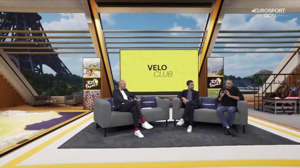 Auch Eurosport 1 überträgt alle Etappen der Tour de France in voller Länge im Free-TV, zeigt also in der Regel früher Live-Bilder als das Erste. Im Anschluss ans Rennen arbeiten Moderator David Marcour und das Eurosport-Experten-Team die jeweilige Etappe in der halbstündigen Live-Show "Velo Club" auf. (Bild: Eurosport)