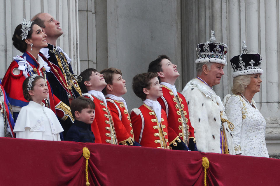 Großbritanniens König Charles, Königin Camilla, Prinz William, Catherine, Prinzessin von Wales, Prinz George, Prinzessin Charlotte und Prinz Louis stehen nach der Krönungszeremonie von König Charles und Königin Camilla auf dem Balkon des Buckingham Palace (Bild: REUTERS/Henry Nicholls).