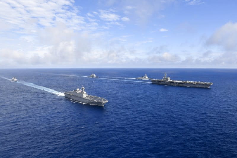 2022年6月，美軍雷根號核動力航空母艦與南韓馬羅島號兩棲攻擊艦在西太平洋共同巡弋。（美聯社）