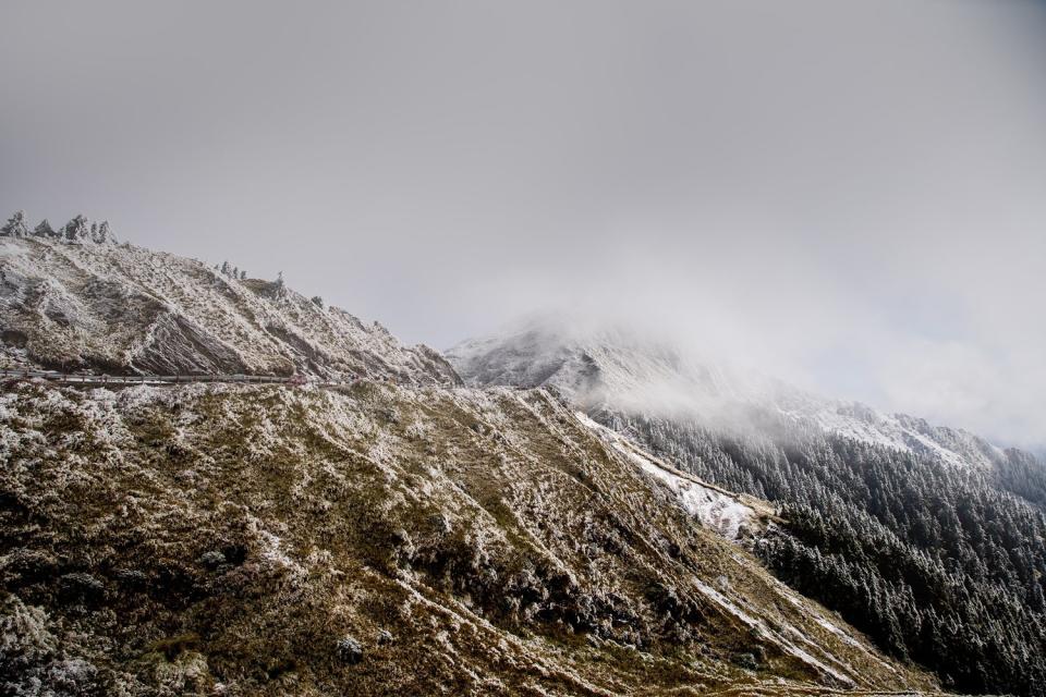 寒流遠離，但合歡山仍有殘雪未溶。   圖：霹靂鄭／提供