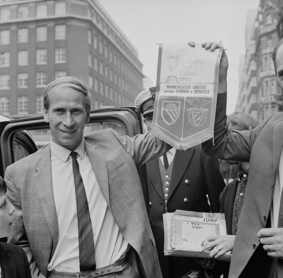 Charlton 1968 holding a commemorative pennant of the European Cup final against Benfica (Evening Standard/Hulton Archive/Getty Images)