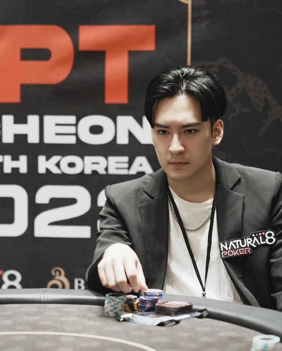 沈建宏去年受邀去韓國玩撲克。（翻攝沈建宏臉書）