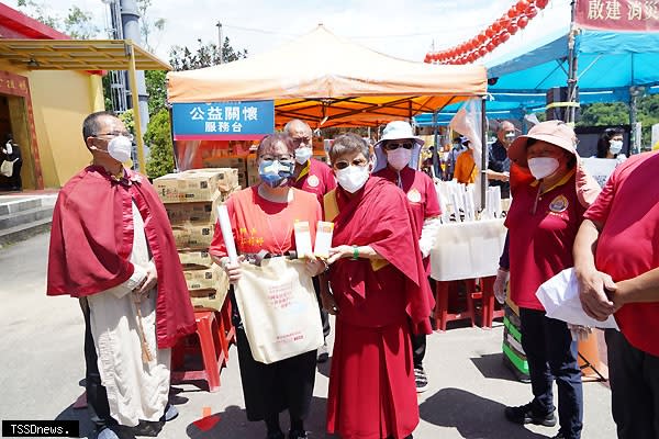 世界佛教正心會行動佛殿161站花蓮豐濱，為當地弱勢族群發送愛心物資與防疫物資，又特別致贈五十份唾液快篩試劑給豐濱鄉公所，由公所提供給最需要的民眾使用。