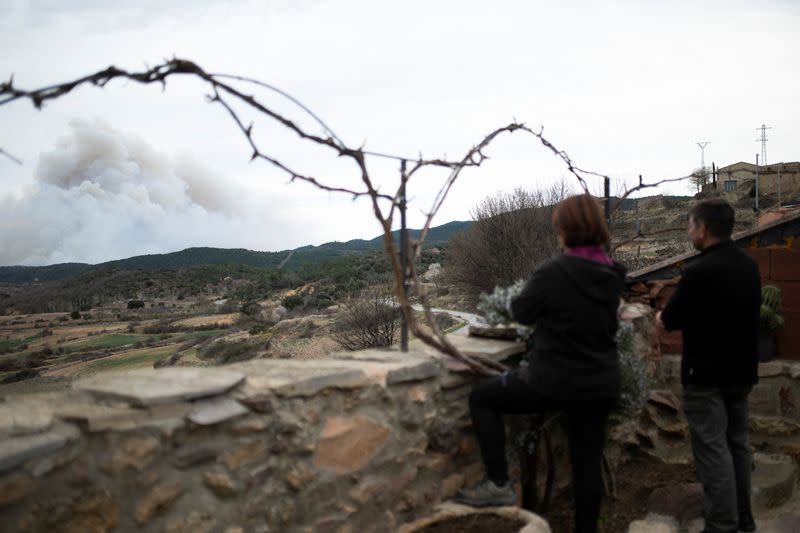 Firefighters battle first huge wildfire of the year in Spain