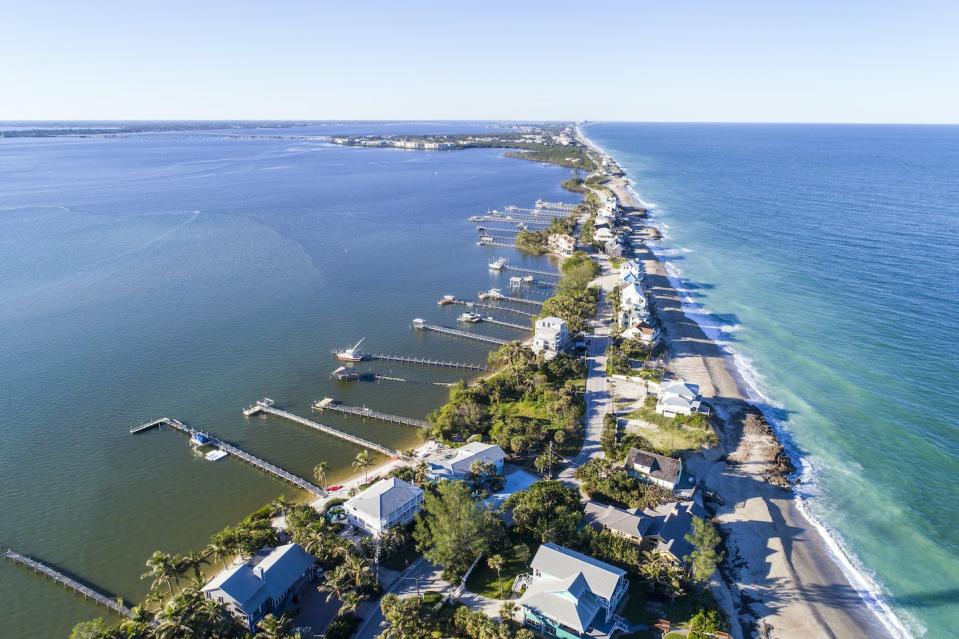 Many Florida beachfront homes and communities are at risk from sea level rise and storm surge. <a href="https://www.gettyimages.com/detail/news-photo/florida-hutchinson-island-indian-river-ecological-lagoon-news-photo/982645076" rel="nofollow noopener" target="_blank" data-ylk="slk:Jeffrey Greenberg/Universal Images Group via Getty Images;elm:context_link;itc:0;sec:content-canvas" class="link ">Jeffrey Greenberg/Universal Images Group via Getty Images</a>