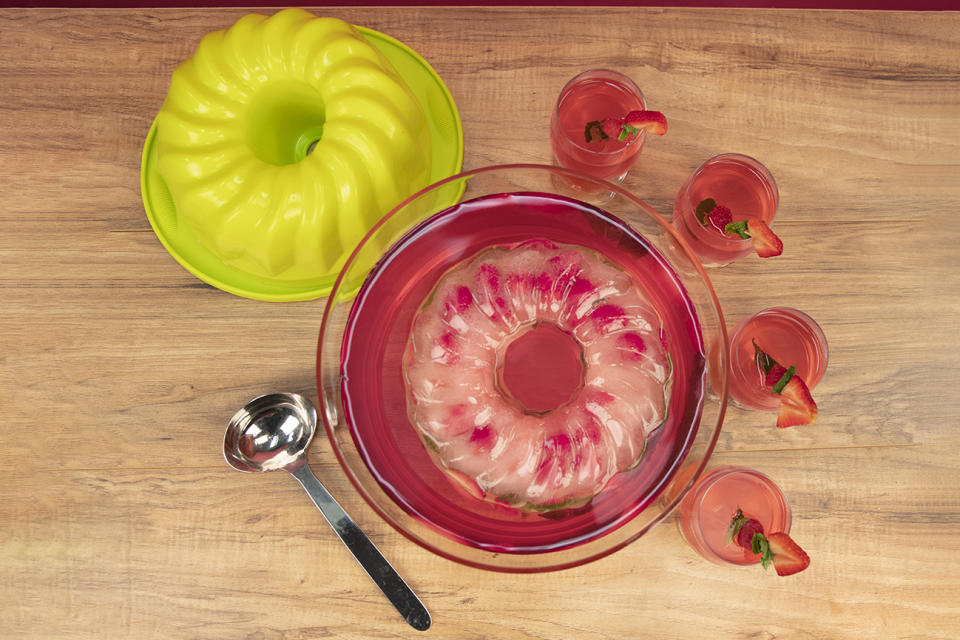 Bundt pan being used to make a giant ice ring