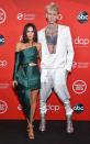 Ihr Pärchen-Debüt feiern Megan Fox und Machine Gun Kelly auf dem roten Teppich. Die 34-Jährige trägt ein smaragdgrünes Etuikleid mit Cut-out und raffinierter Schleppe. Perfektes Fashion-Match: die Sandaletten mit goldenen Glieder-Riemchen. (Bild: Getty Images)