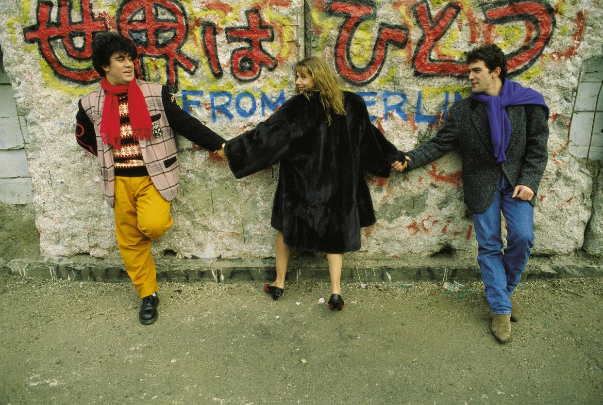 Pedro Almodóvar, Victoria Abril y Antonio Banderas junto al Muro de Berlín El director y los actores sobre el muro durante la presentación de 'Átame' en el Festival de Cine de Berlín (Berlinale) (Foto de Matias Nieto/Portada/Getty Images)