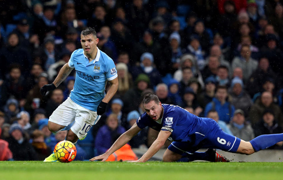 Sergio Aguero (izquierda) del Manchester City y Phil Jagielka de Everton disputan un balón en el partido por la Liga Premier el miércoles 13 de enero de 2016. (Martin Rickett/PA via AP) UNITED KINGDOM OUT - NO SALES - NO ARCHIVES