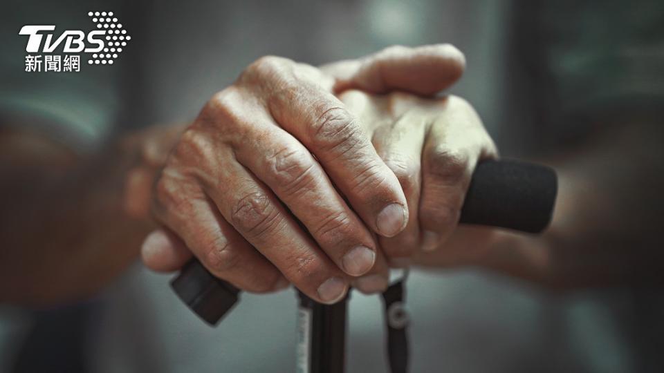 一名殘障老婦自己一人在家點外送。（示意圖，非當事人／shutterstock 達志影像） 