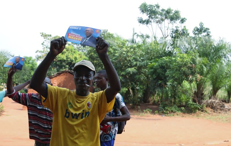 Partidarios del político Serge Bruno Mageot, sostienen sus carteles de campaña antes de las elecciones, en Bimbo 3, suburbio de Bangui