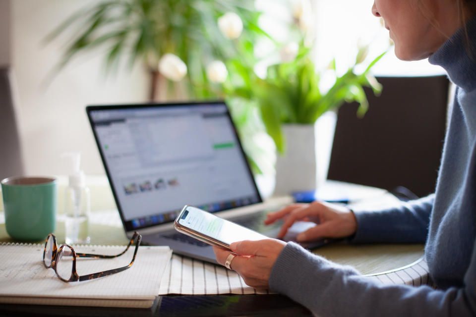 Oft reicht eine einzige Textnachricht, um einen aus dem Feierabend zu reißen und an den Arbeits-Laptop zurückzuholen (Symbolbild: Getty Images)