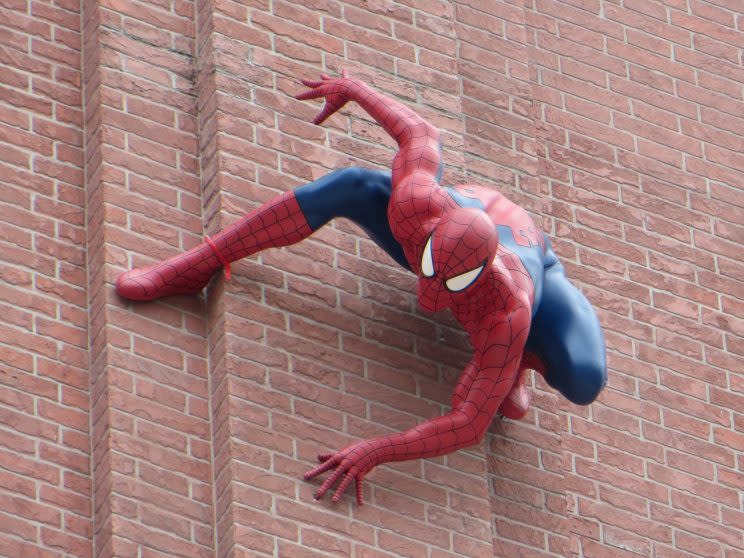 Spider-Man hängt an der Wand. Auch er braucht morgens sein Koffein. (Bild: Splash)