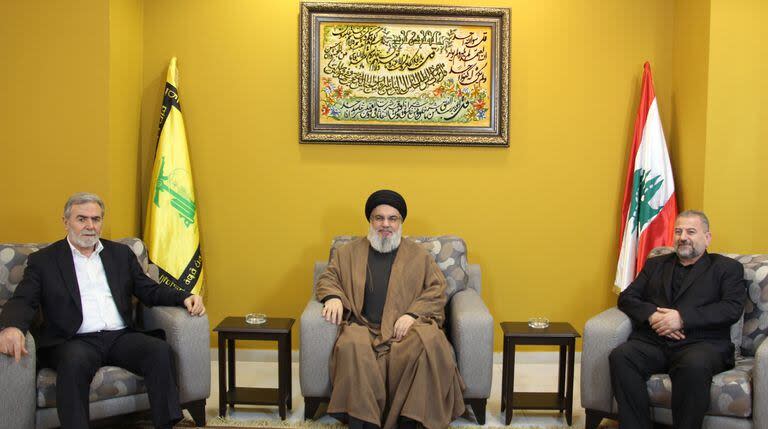 Esta fotografía proporcionada por la oficina de medios de Hezbolá el 2 de septiembre de 2023 muestra al secretario general del grupo chiita libanés, Hassan Nasrallah, reuniéndose con el subjefe de Hamás, Saleh al-Arouri (derecha), y el secretario general del movimiento Jihad Islámica Palestina, Ziad al- Nakhala (izq.) en un lugar no revelado del Líbano.