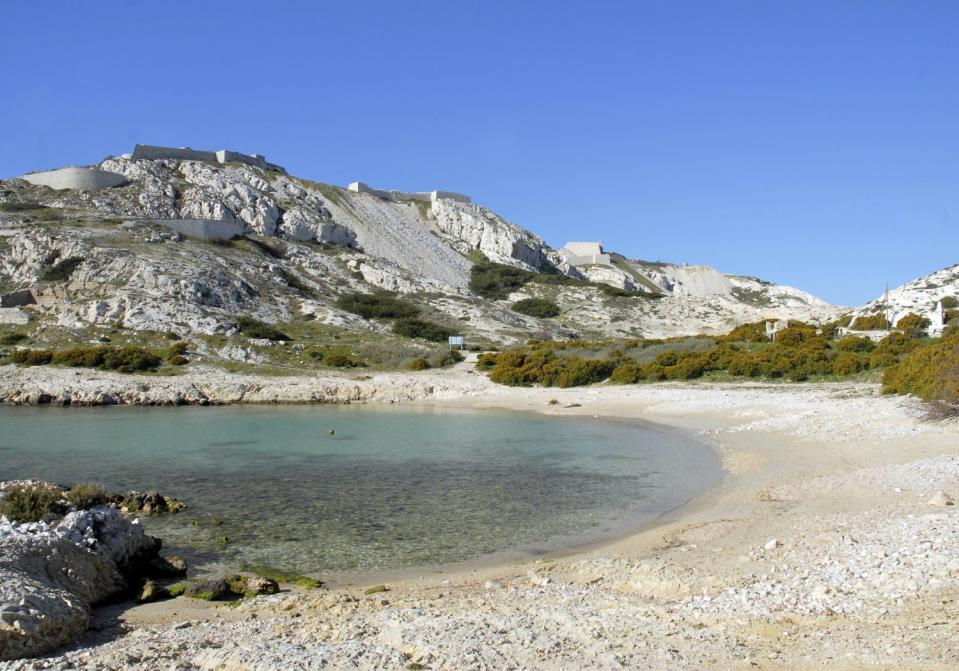 <p>Situé à seulement sept kilomètres de Marseille, l'archipel du Frioul accueille en son bassin plusieurs plages où il fait bon passer quelques instants paisibles. Loin du brouhaha de la ville, ces petites îles proposent de faire une pause, une vraie ! </p><br>