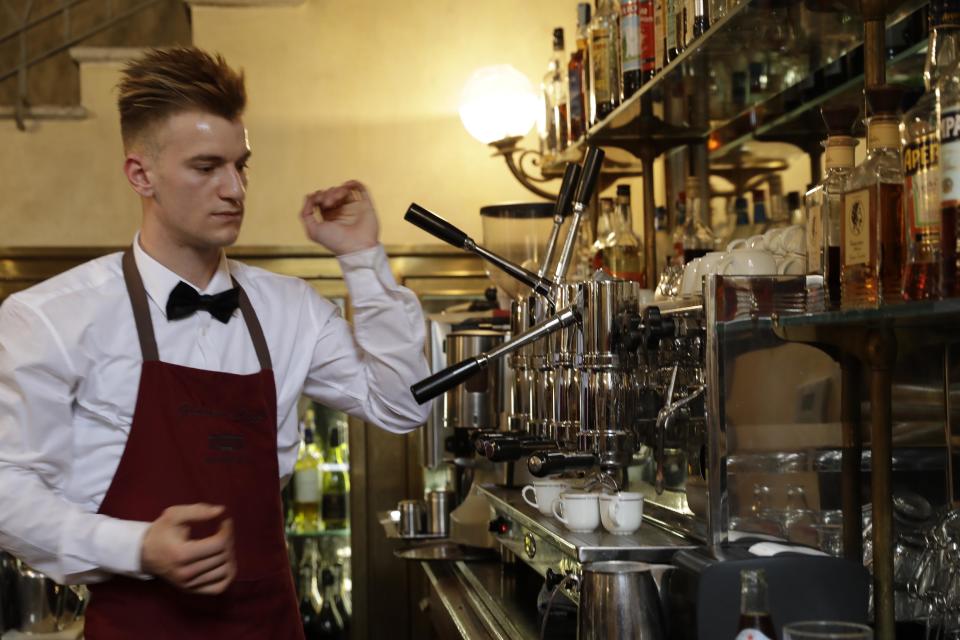 Un barista prepara un espresso en un bar del centro de Milán el 27 de febrero del 2017. Starbucks cree que, después de ganar adeptos en todo el mundo a lo largo de tres décadas, está finalmente listo para tratar de conquistar el mercado italiano, en el que todavía no ha incursionado. (AP Photo/Luca Bruno)