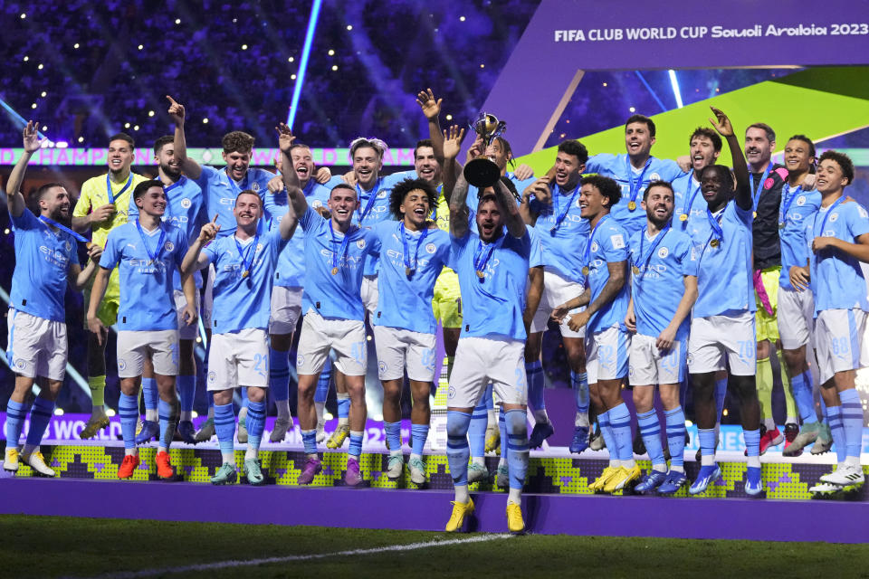 Kyle Walker del Manchester City levanta el trofeo de campeón tras la final del Mundial de Clubes ante el Fluminense en el Estadio King Abdullah Sports City Stadium en Yeda, Arabia Saudí el viernes 22 de diciembre del 2023. (AP Foto/Manu Fernandez)